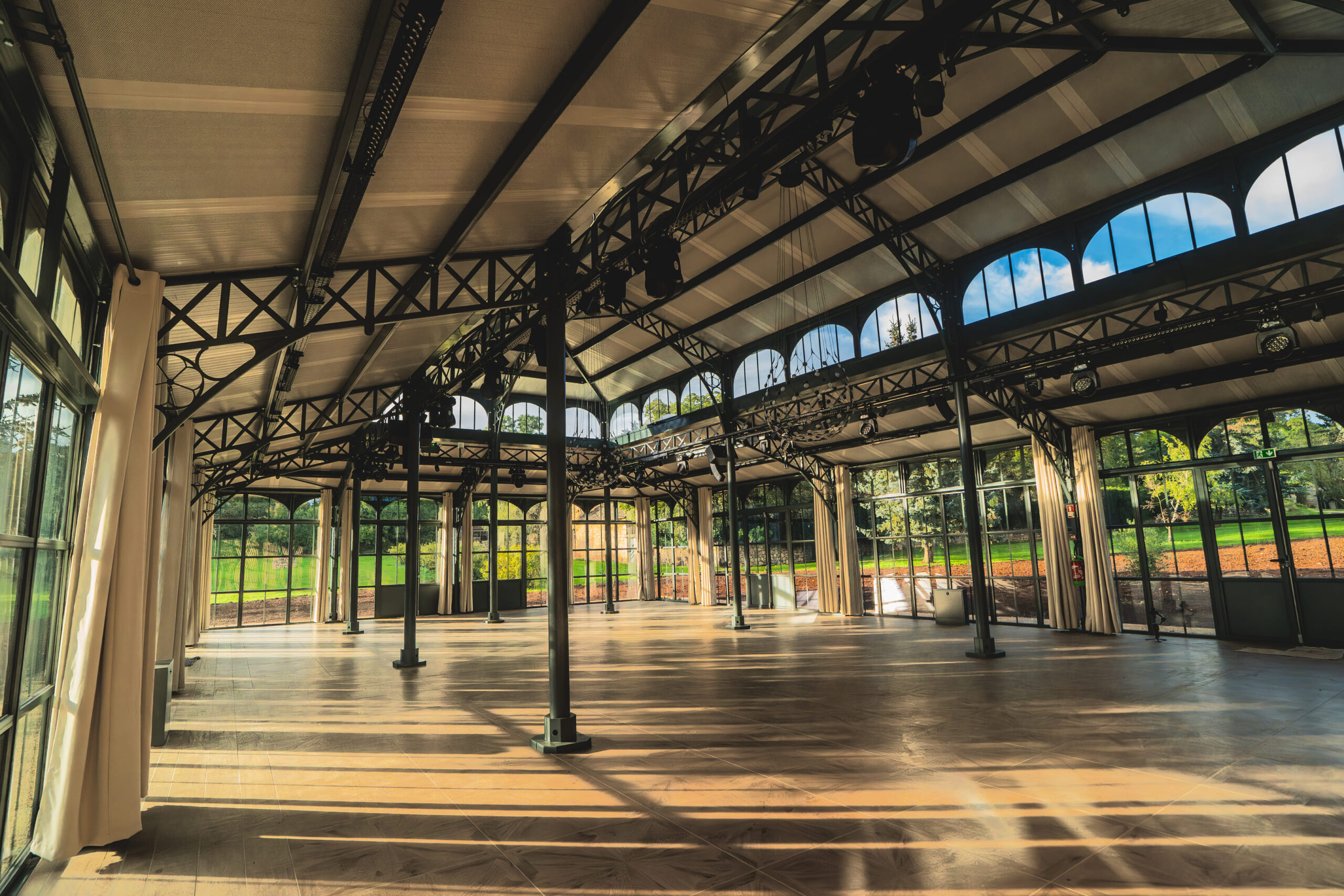 domaine-de-la-vialette-lozere-interieure-salle-orangerie-de-romy