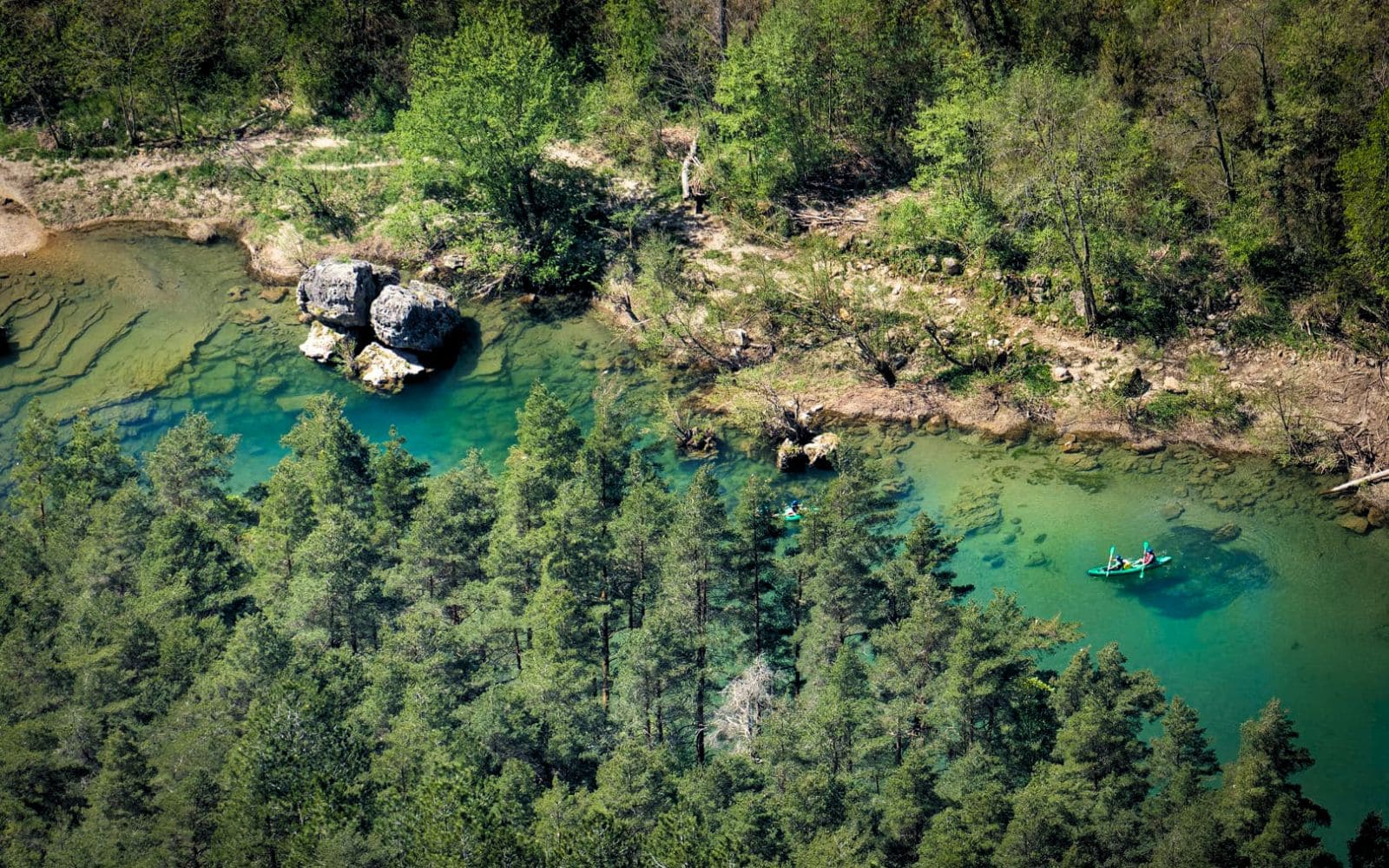 Canoe-dans-les-Gorges-du-Tarn-©-Jean-Sébastien-Caron